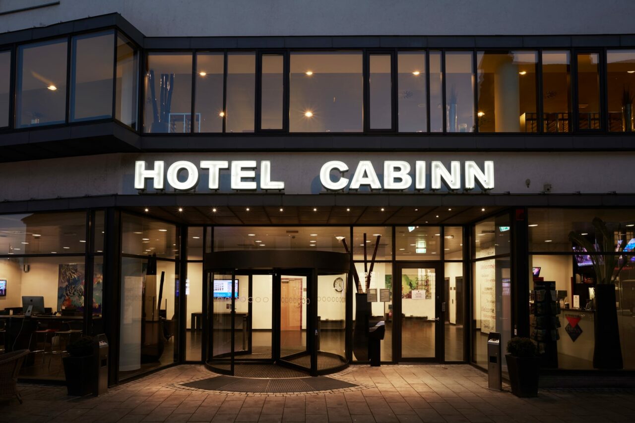 Bilde av forsiden og inngangspartiet av Hotel Cabinn Aarhus