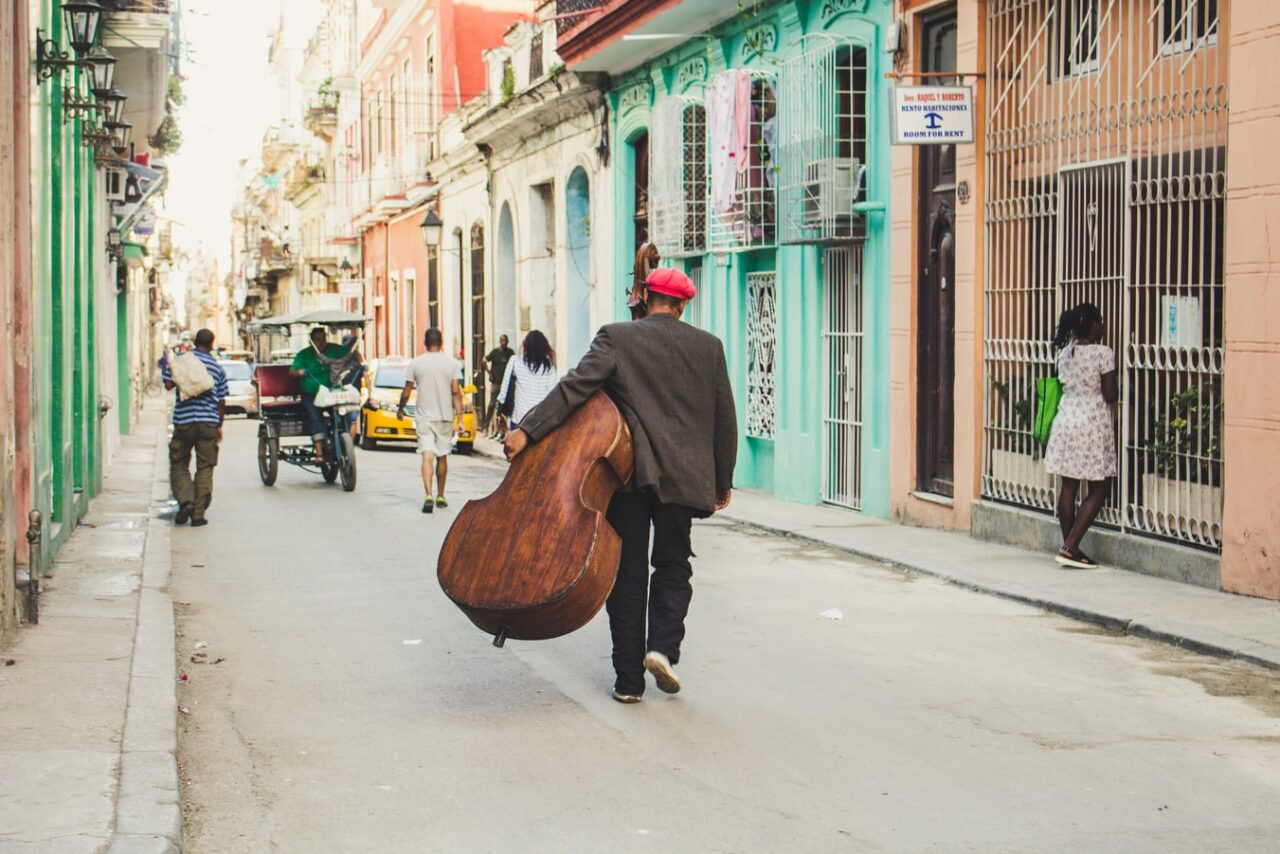 Mann bærende på instrument i Havanna