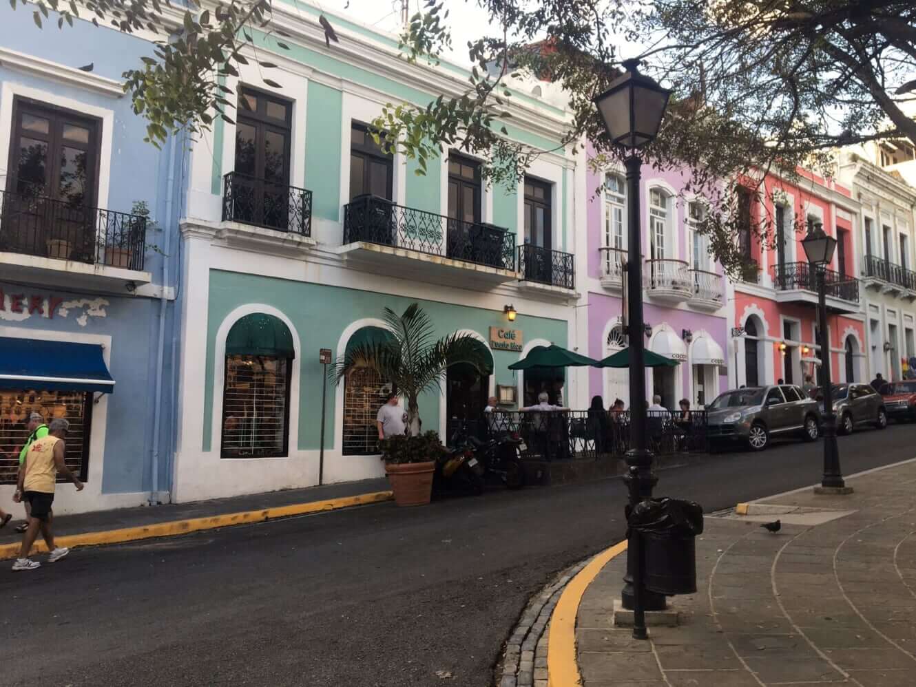 Fargerik gate i Viejo San Juan, Puerto Rico