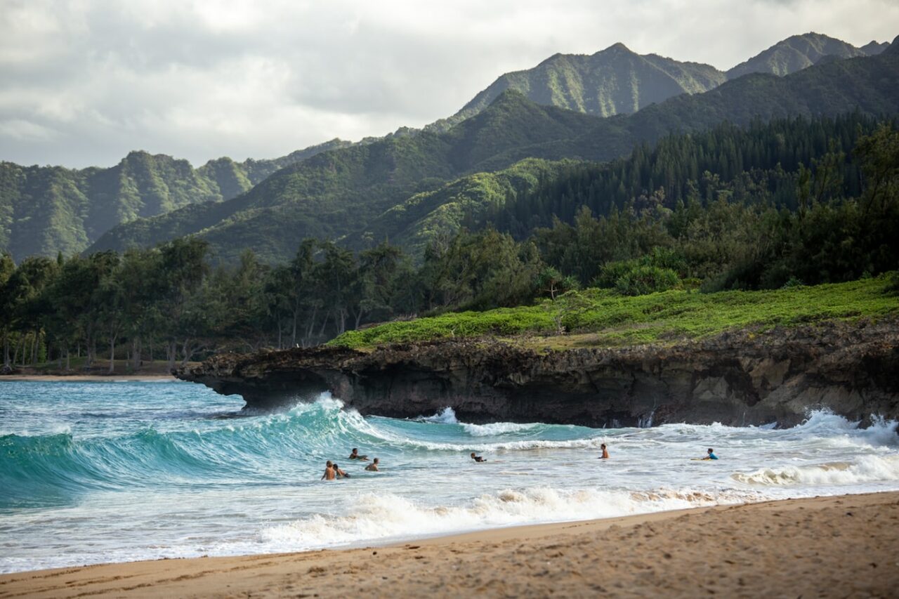 Strand på Oahu med vakker natur i bakgrunnen