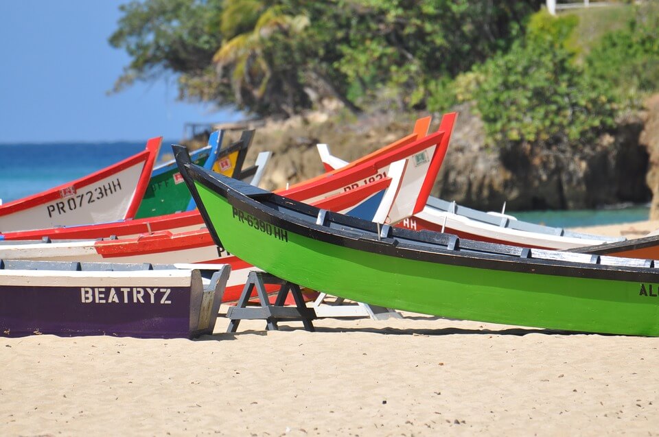 Fiskebåter på en strand i Puerto Rico
