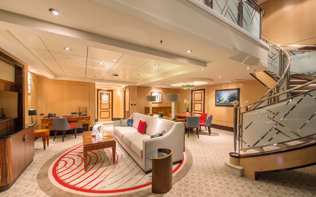 Suite over to etasjer om bord på Queen Mary 2 i New York. Foto.