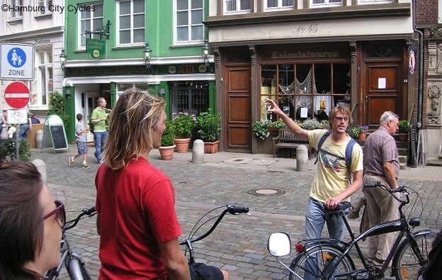 Sykkel sightseeing guide som peker og viser veien
