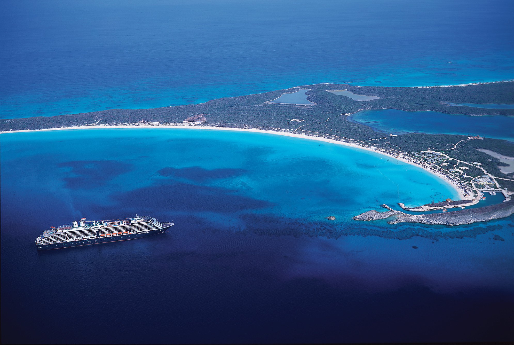 Et Holland America Line-skip utenfor kysten av Half Moon Cay i Karibia. Foto.