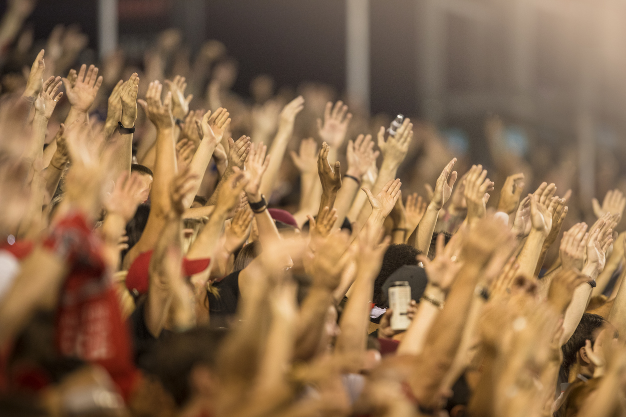 Tilskuere som klapper hendene på fotballkamp