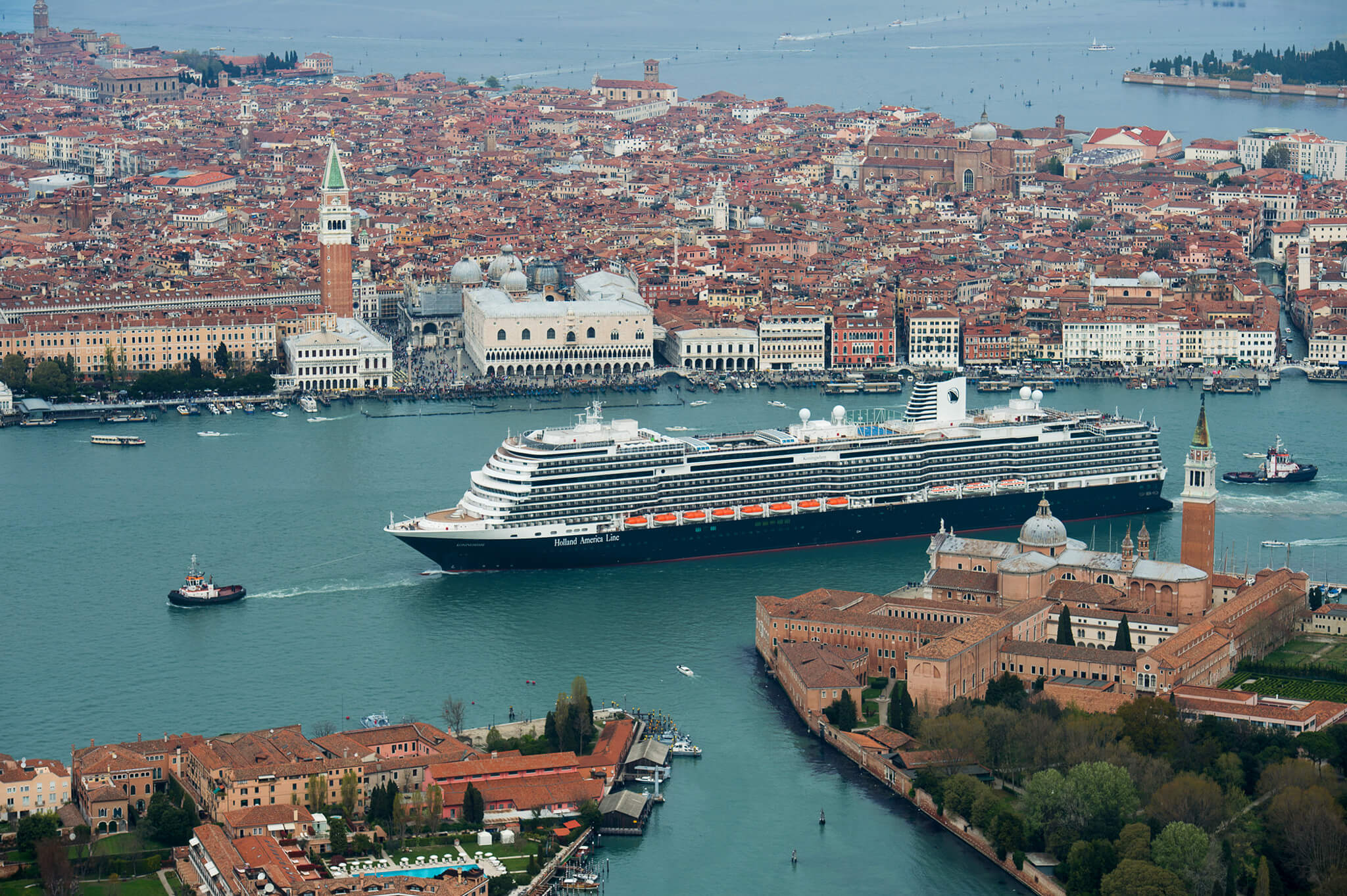 Et Holland America Line-skip seiler inn til i Venezia, Italia. Foto.