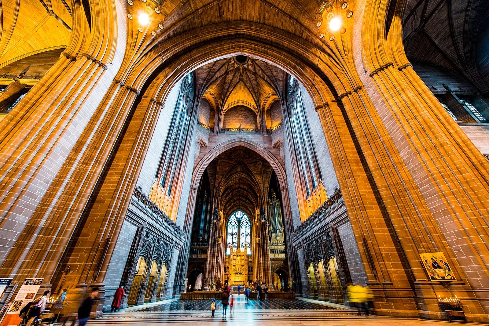 Inne i Anglican Cathedral i Liverpool