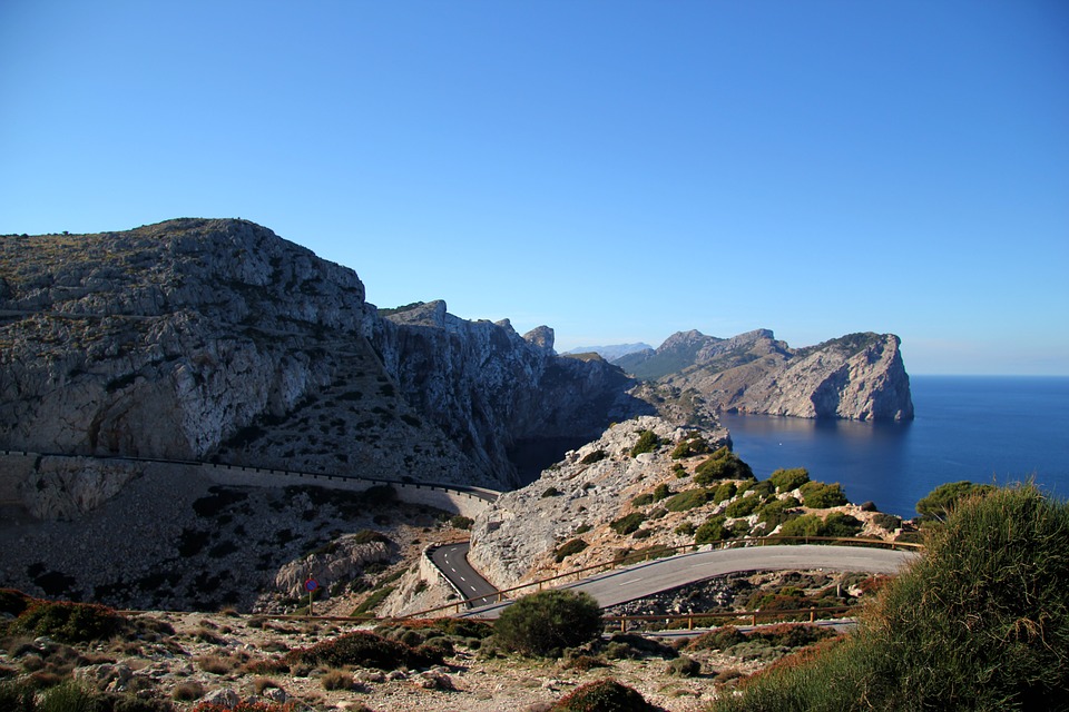 Vei i fjellandskap på Mallorca