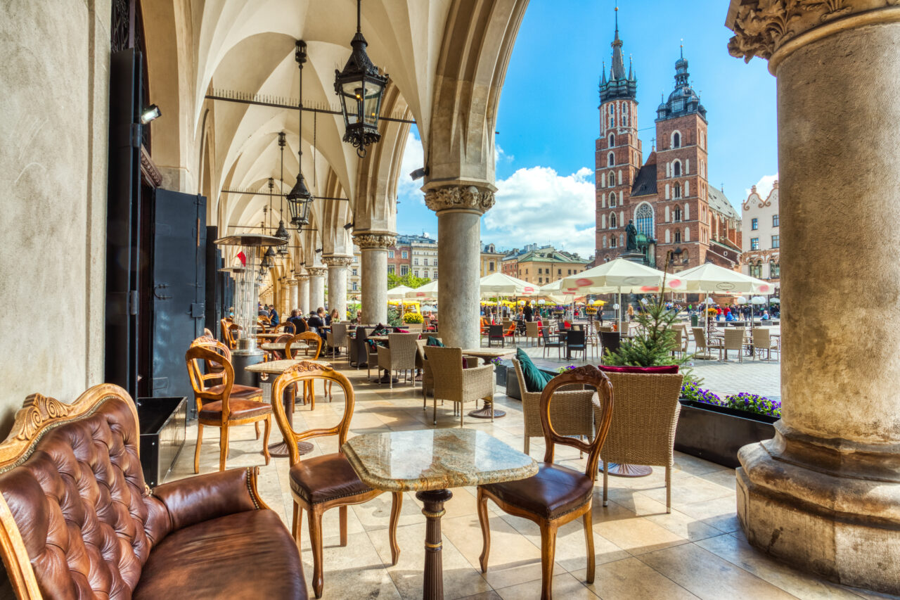 Spisested med utsikt mot markedsplassen i Krakow. Foto