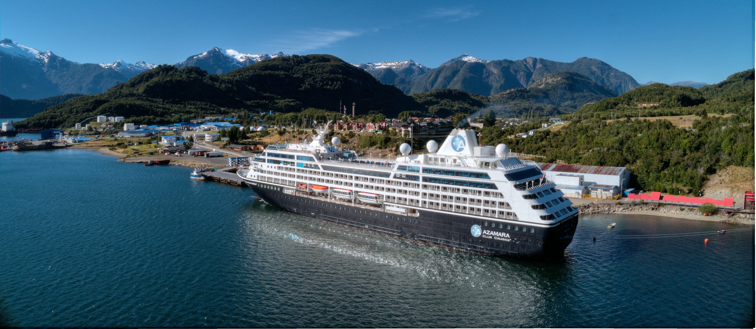 Et Azamara-cruiseskip ligger til havn i Chacabuco, Chile. Foto.
