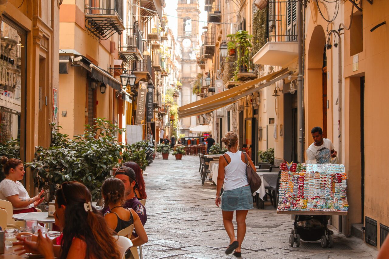 Bilde fra en hyggelig gågate i Palermo, Italia.