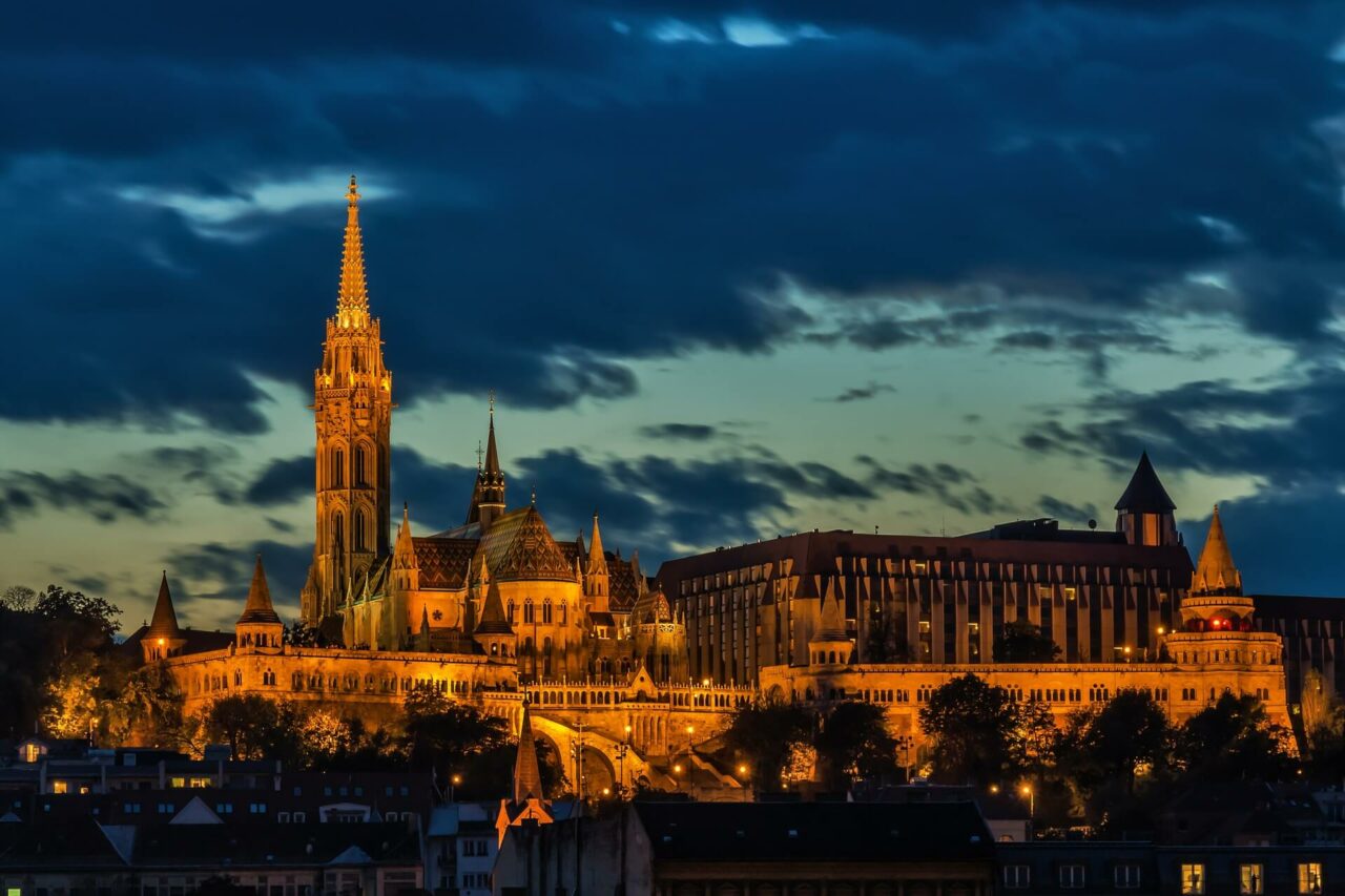 Vakker arkitektur i Budapest på kveldstid