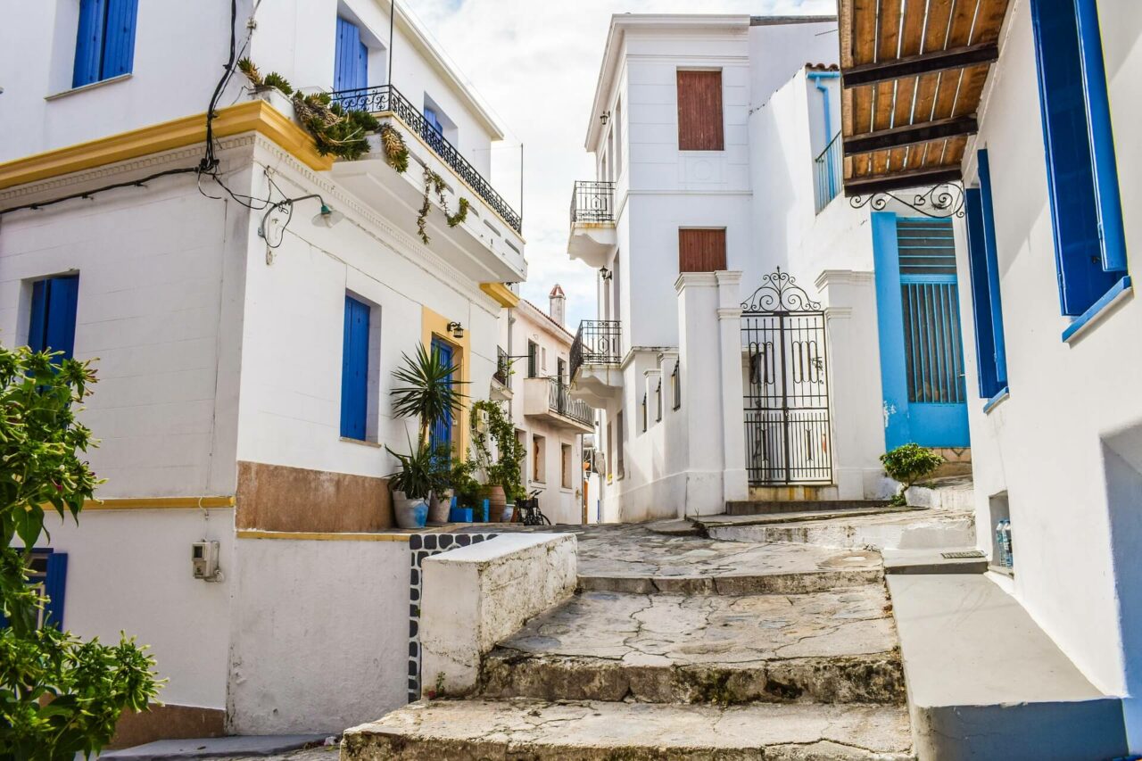 Hvite mursteinsbygninger og blå dører i Skopelos