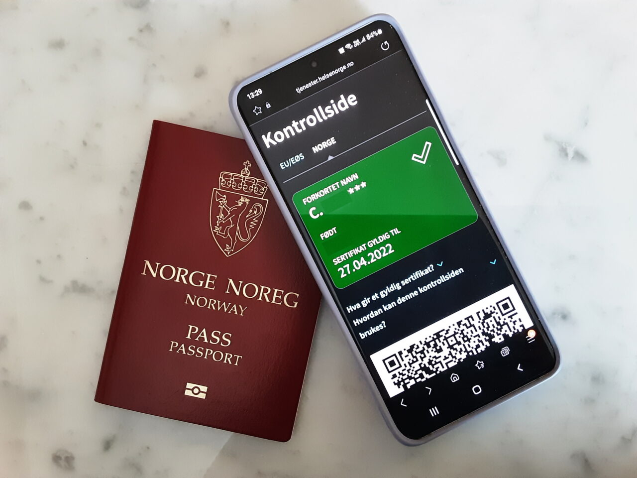 Grønt koronasertifikat sammen med et norsk pass. Foto