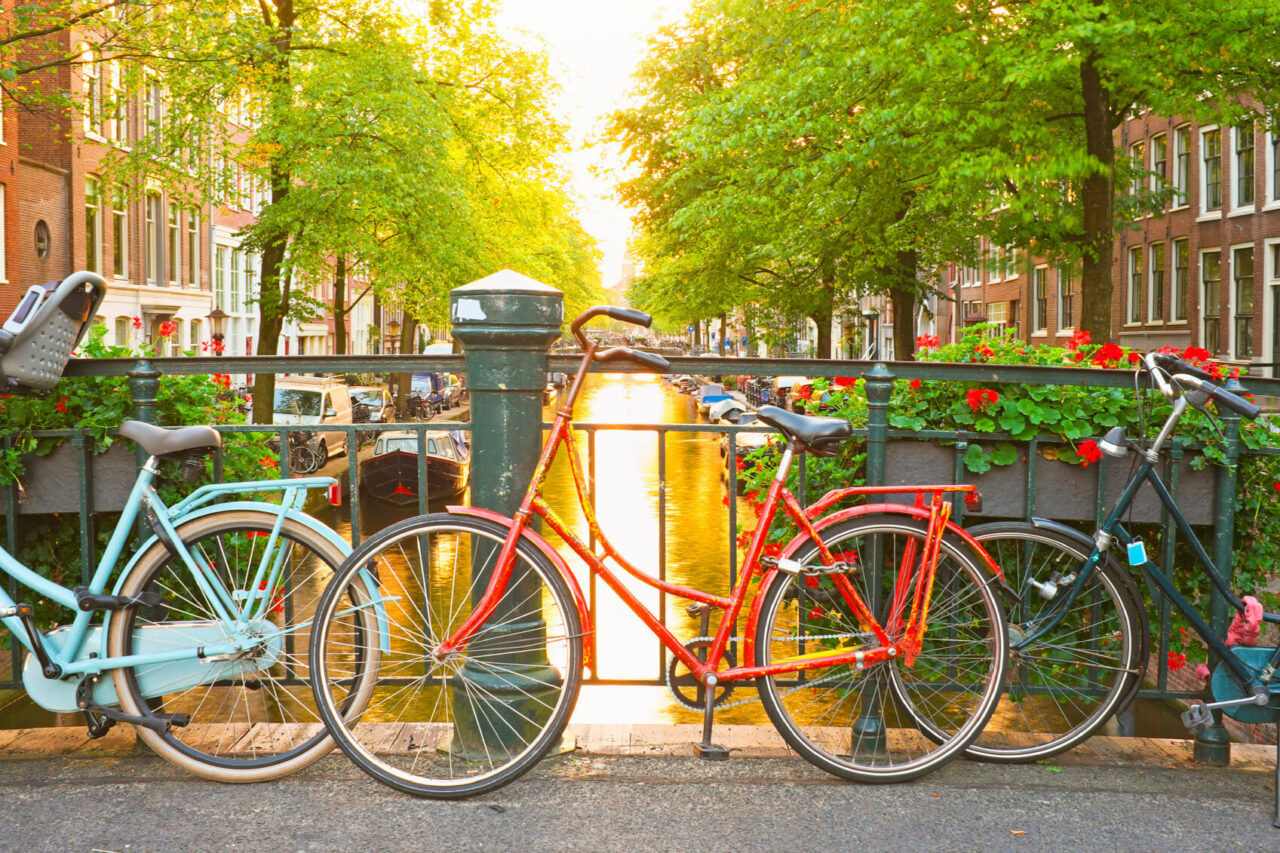 Sykler på en bro i Amsterdam
