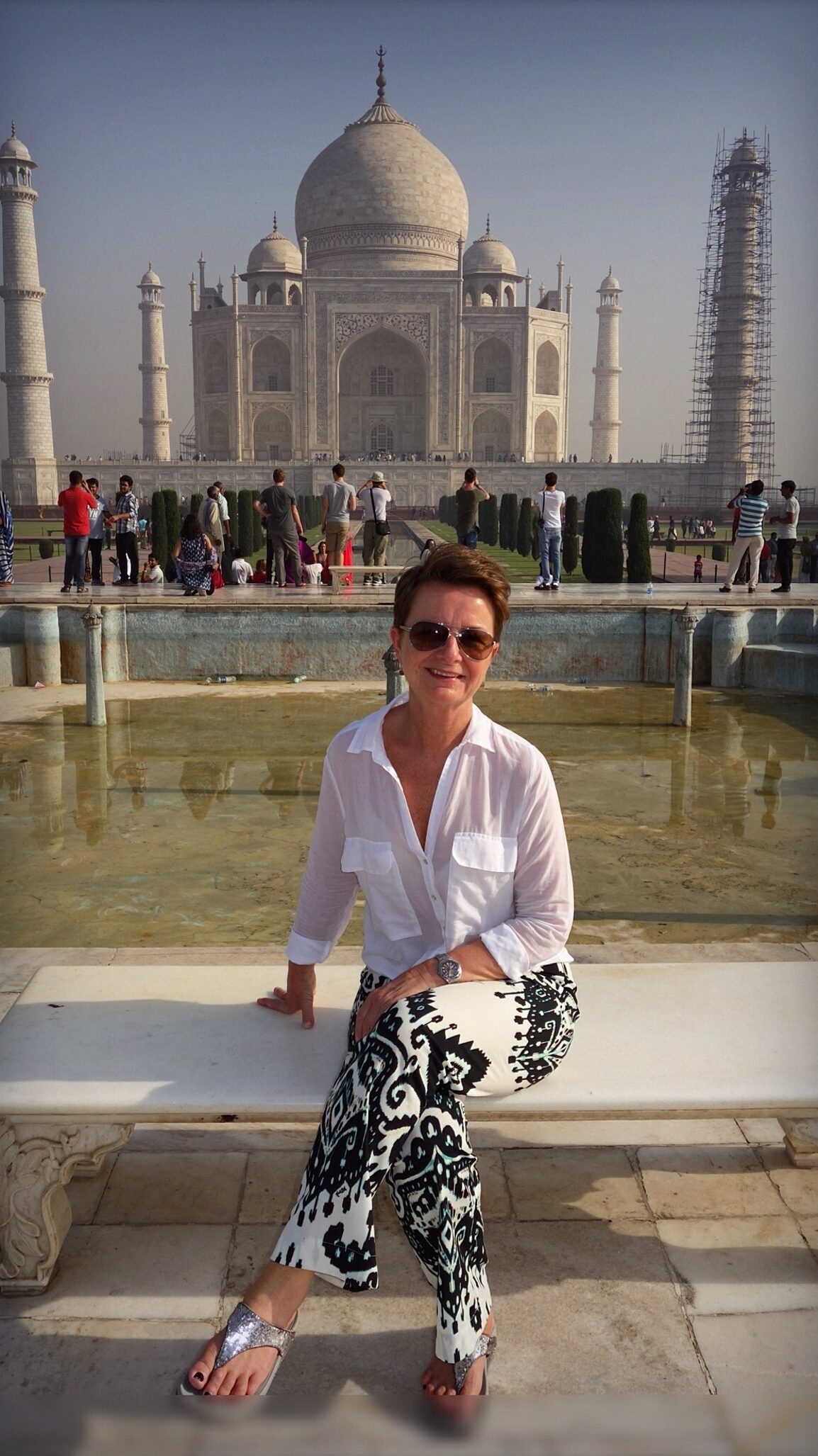 Ferieekspert Hilde Karlsen foran Taj-Mahal i India