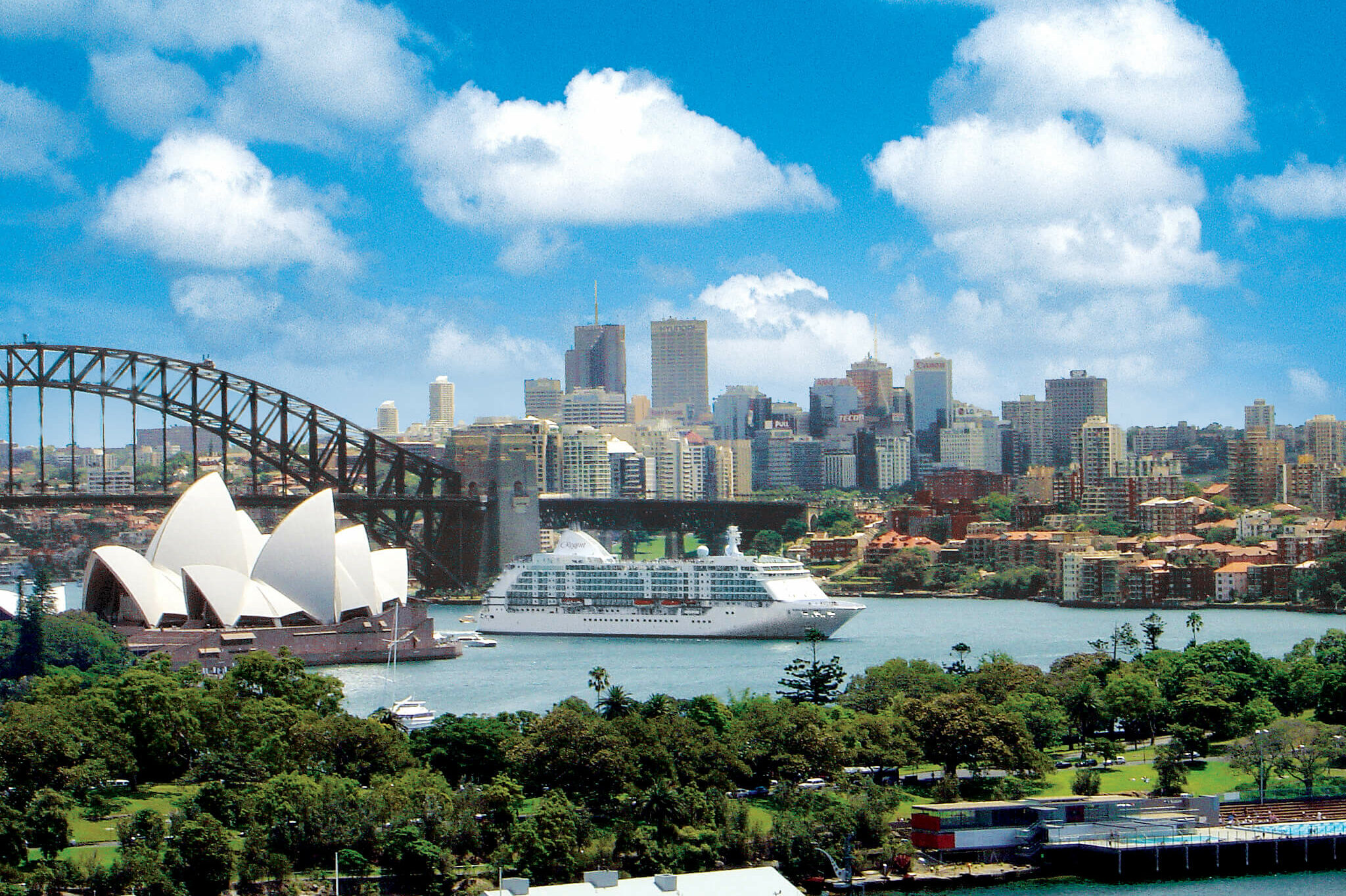 Et Regent-skip seiler forbi Operahuset i Sydney, Australia. Foto.