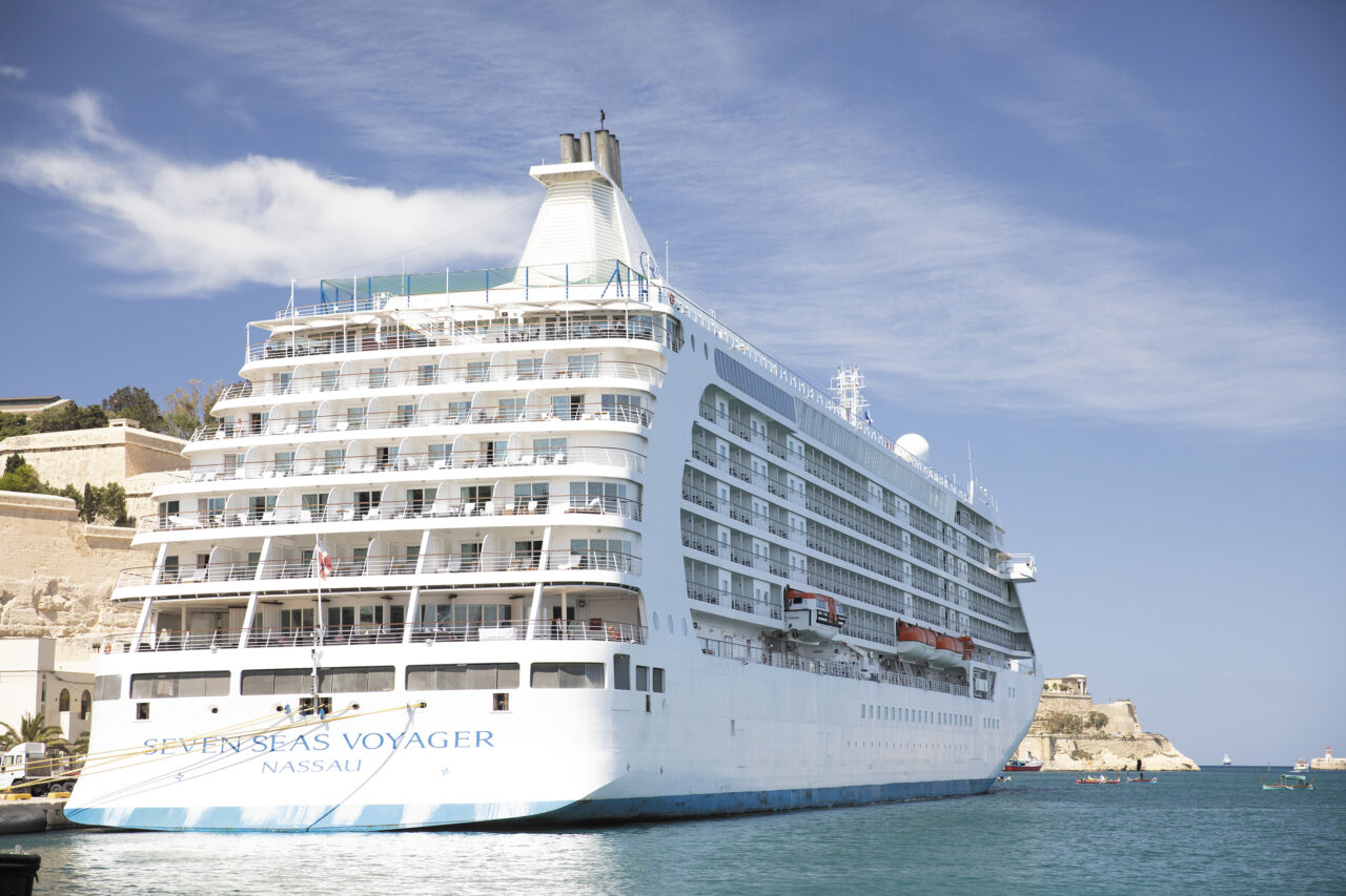 Cruiseskipet Seven Seas Voyager ligger til kai i Valletta, Malta. Foto.