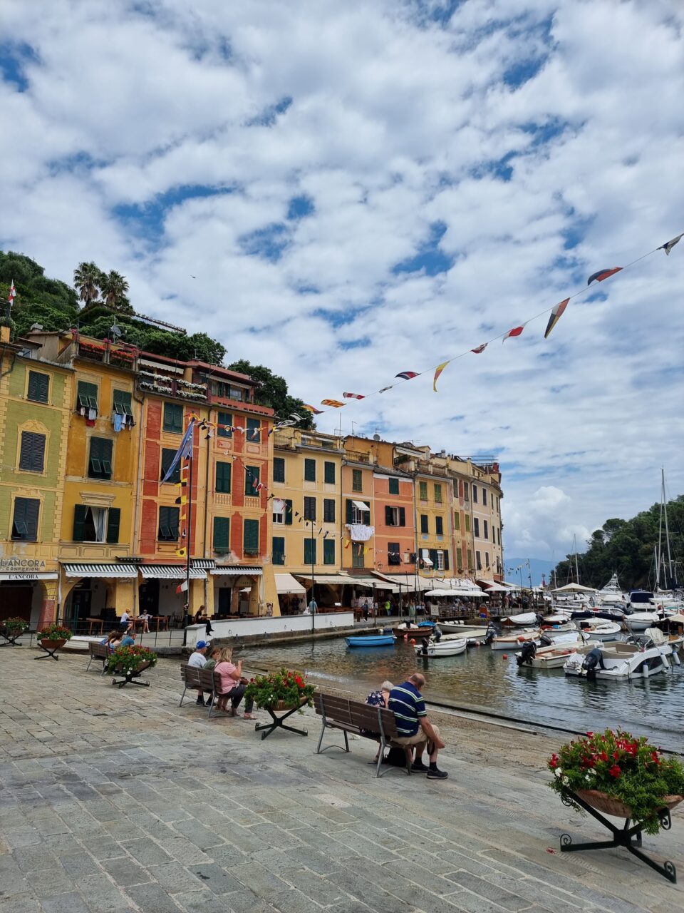 Fargerike hus langs havnen i Portofino