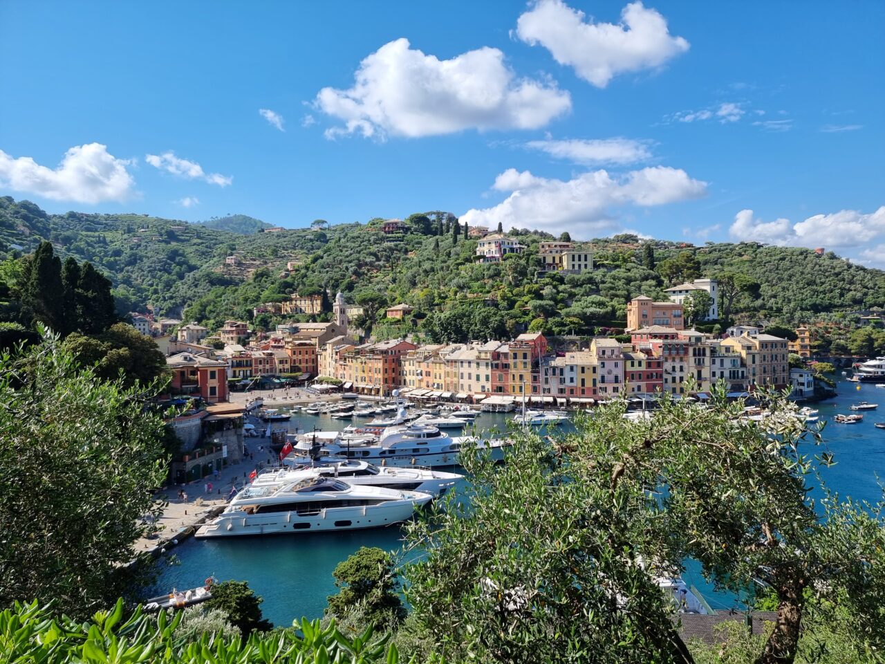 Utsikt over den lille fiskelandsbyen Portofino