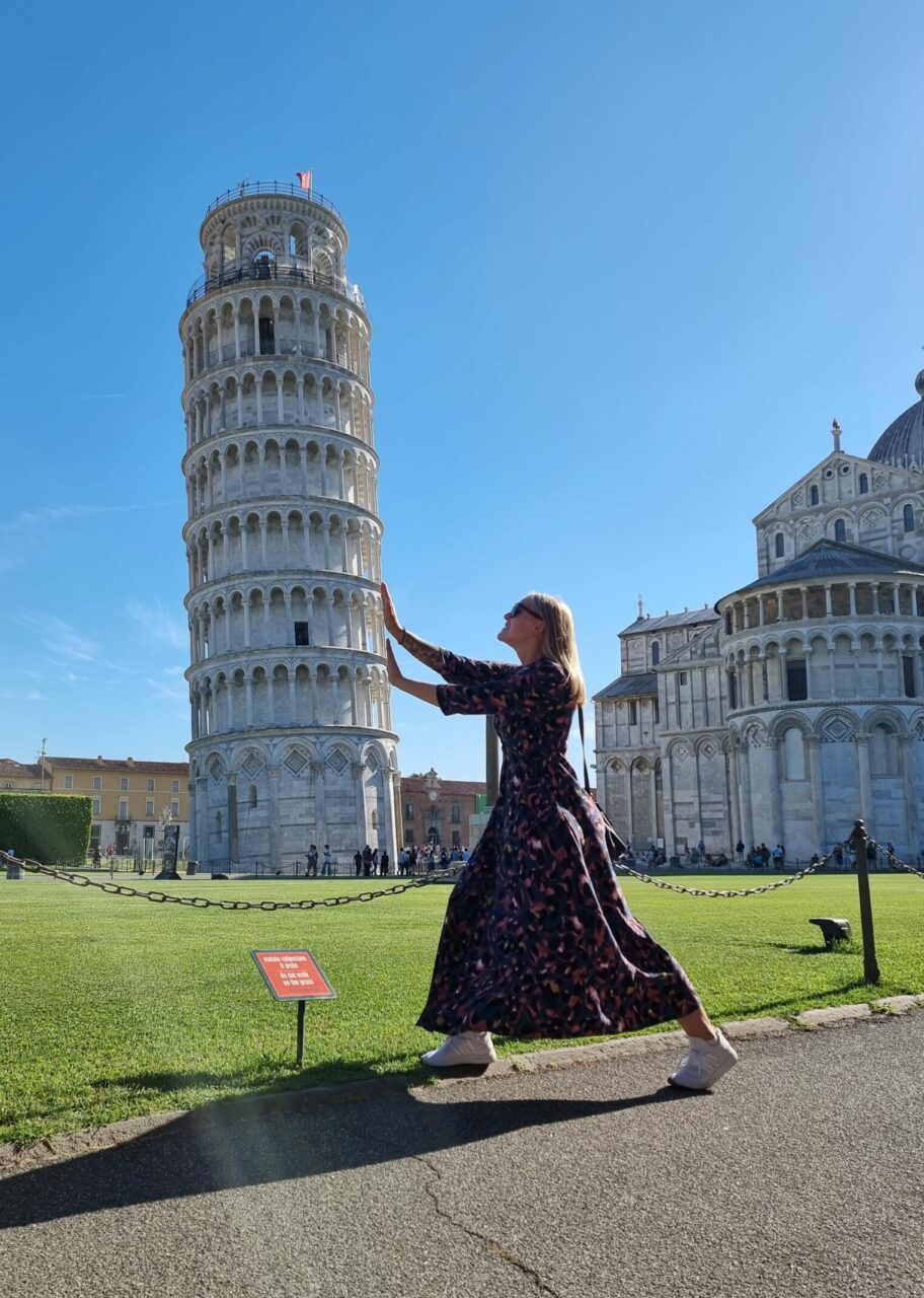 Dame dytter på det skjeve tårnet i Pisa