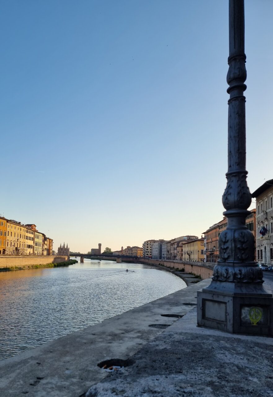 Elven Arno som deler byen Pisa i to