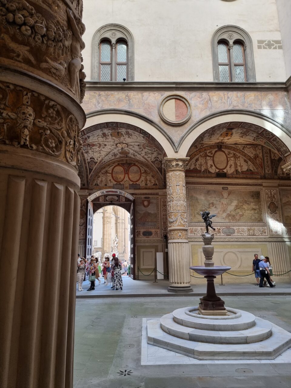 Vakker arkitektur på innsiden av Palazzo Vecchio i Firenze