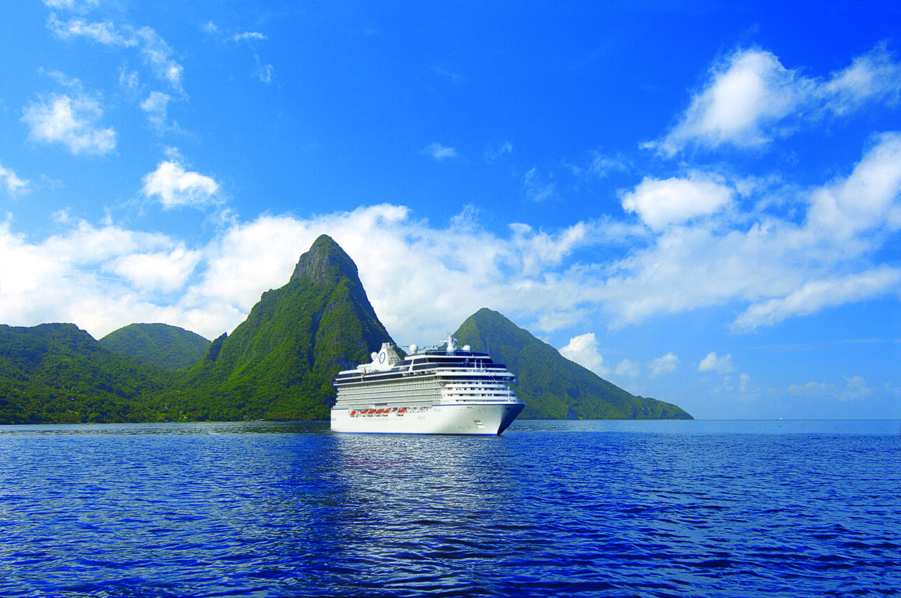 Riveria (Oceania Cruises) utenfor St. Lucia, Karibia