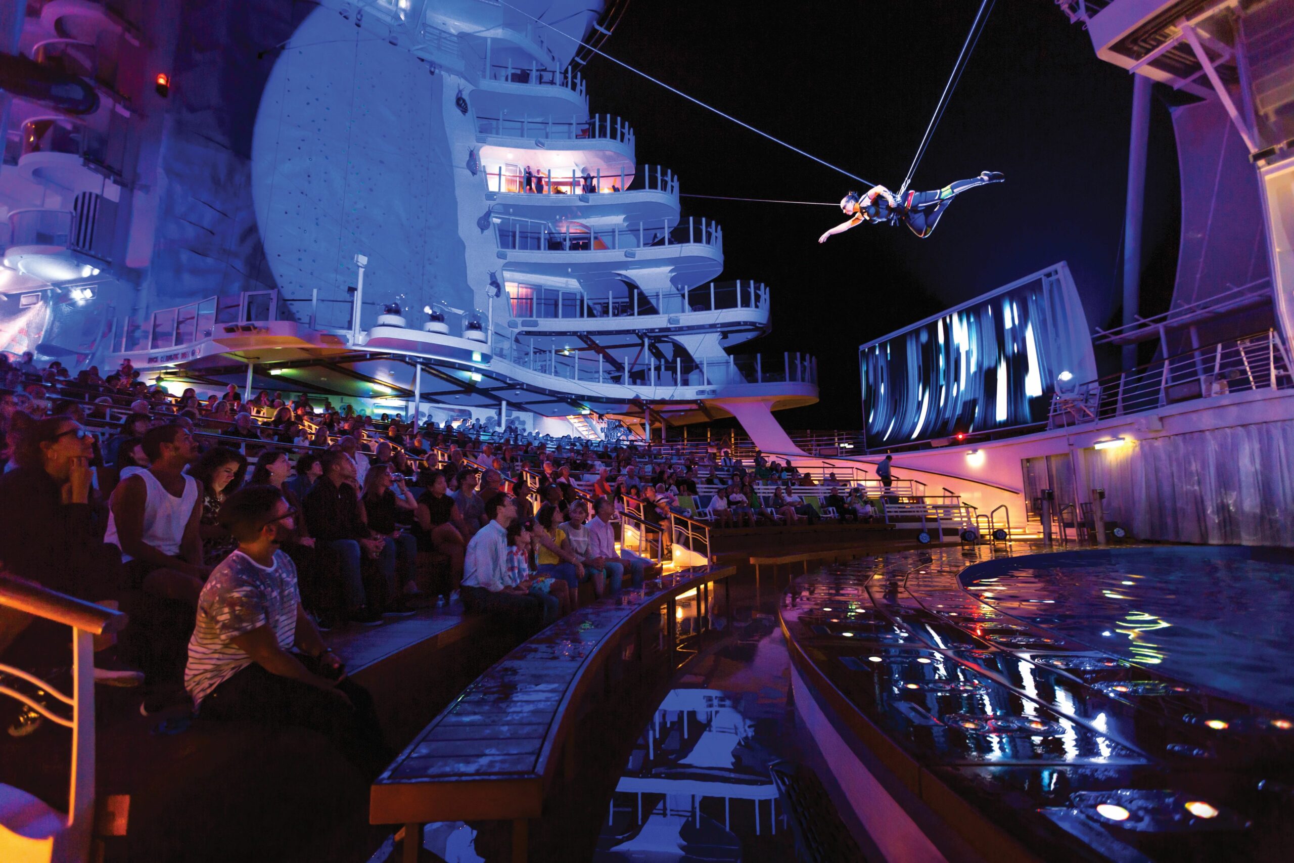 Aqua theater på Wonder of the Seas. Bildet er tatt av Royal Caribbean