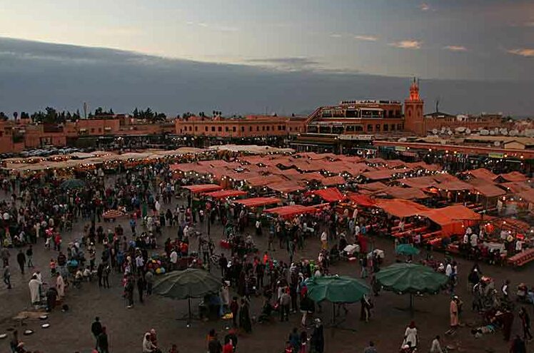 Mange boder spredd over et stort torg i Marrakech