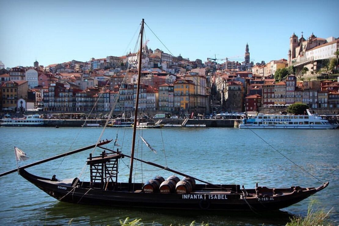 En gammel båt foran byen Porto