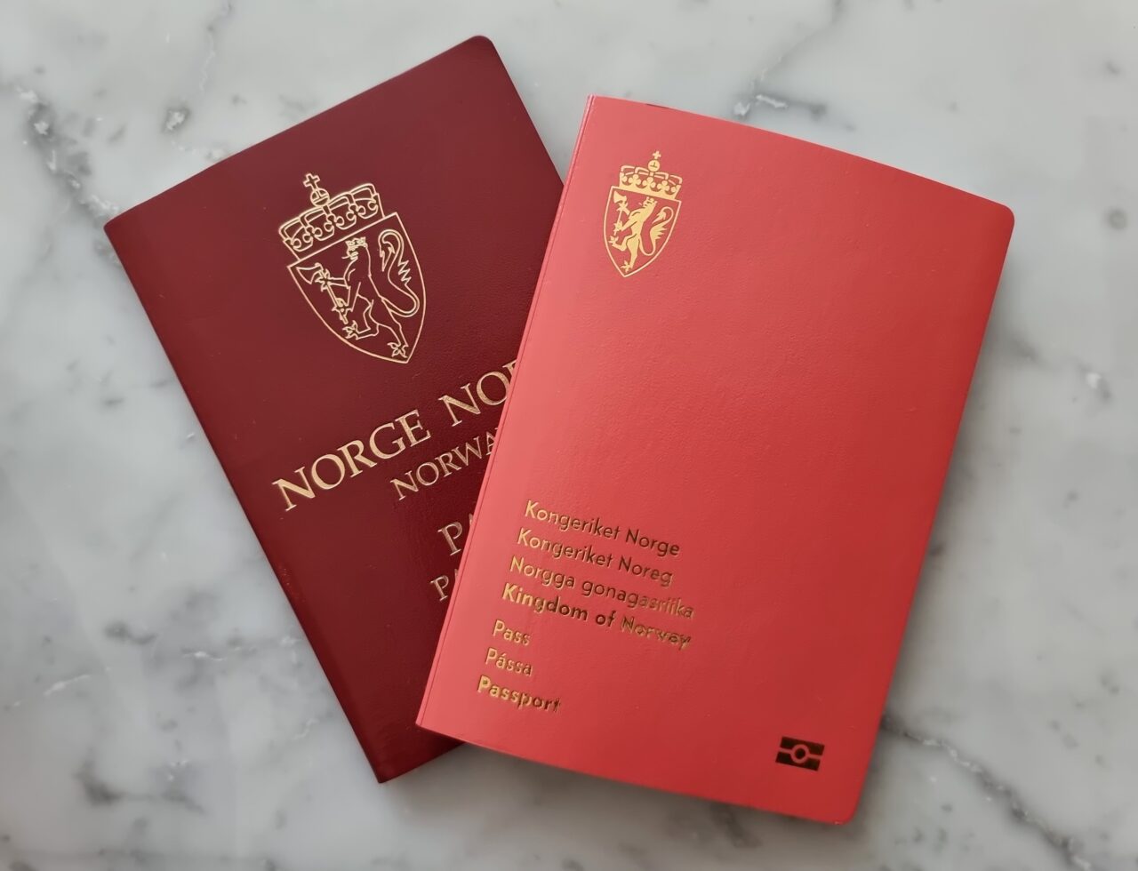 Bilde av et gammelt og et nytt norsk pass