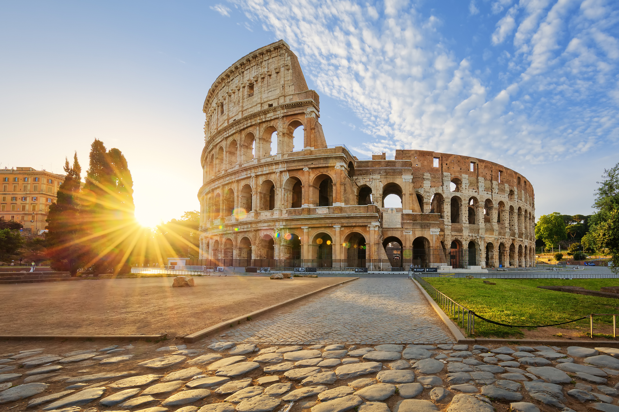 Nærbilde av Colosseum med solen i bakgrunnen
