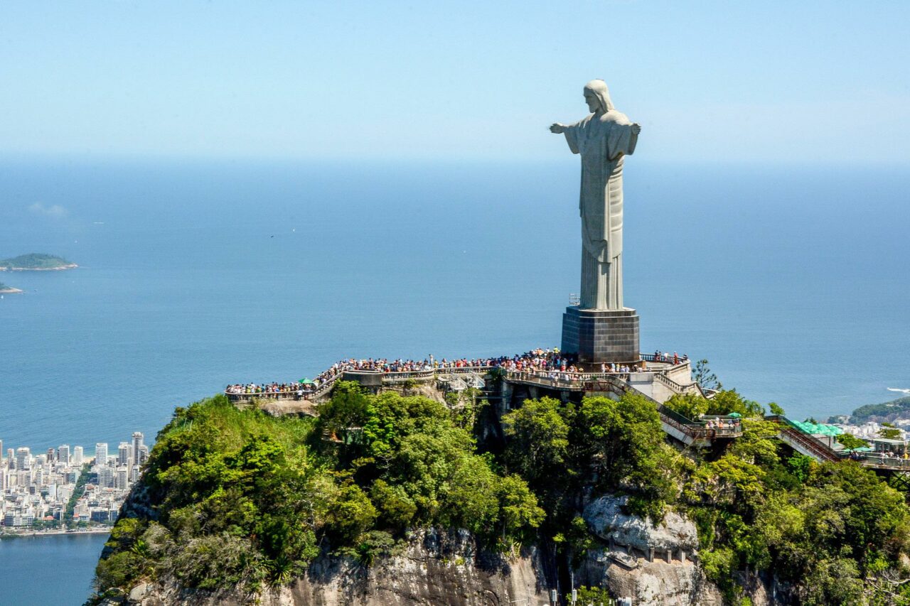Kristusstatuen ruver over Rio de Janeiro