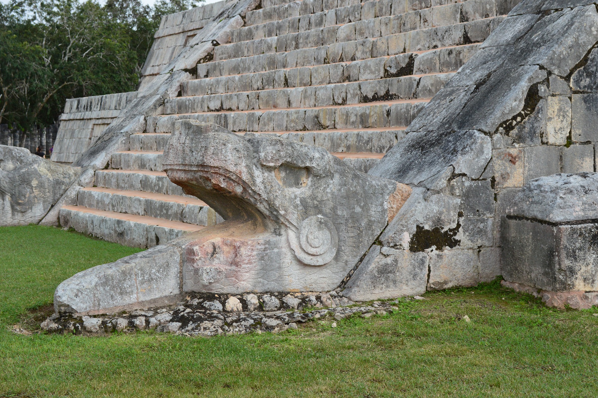 Nærbilde av detaljer på pyramiden på Chichen Itza