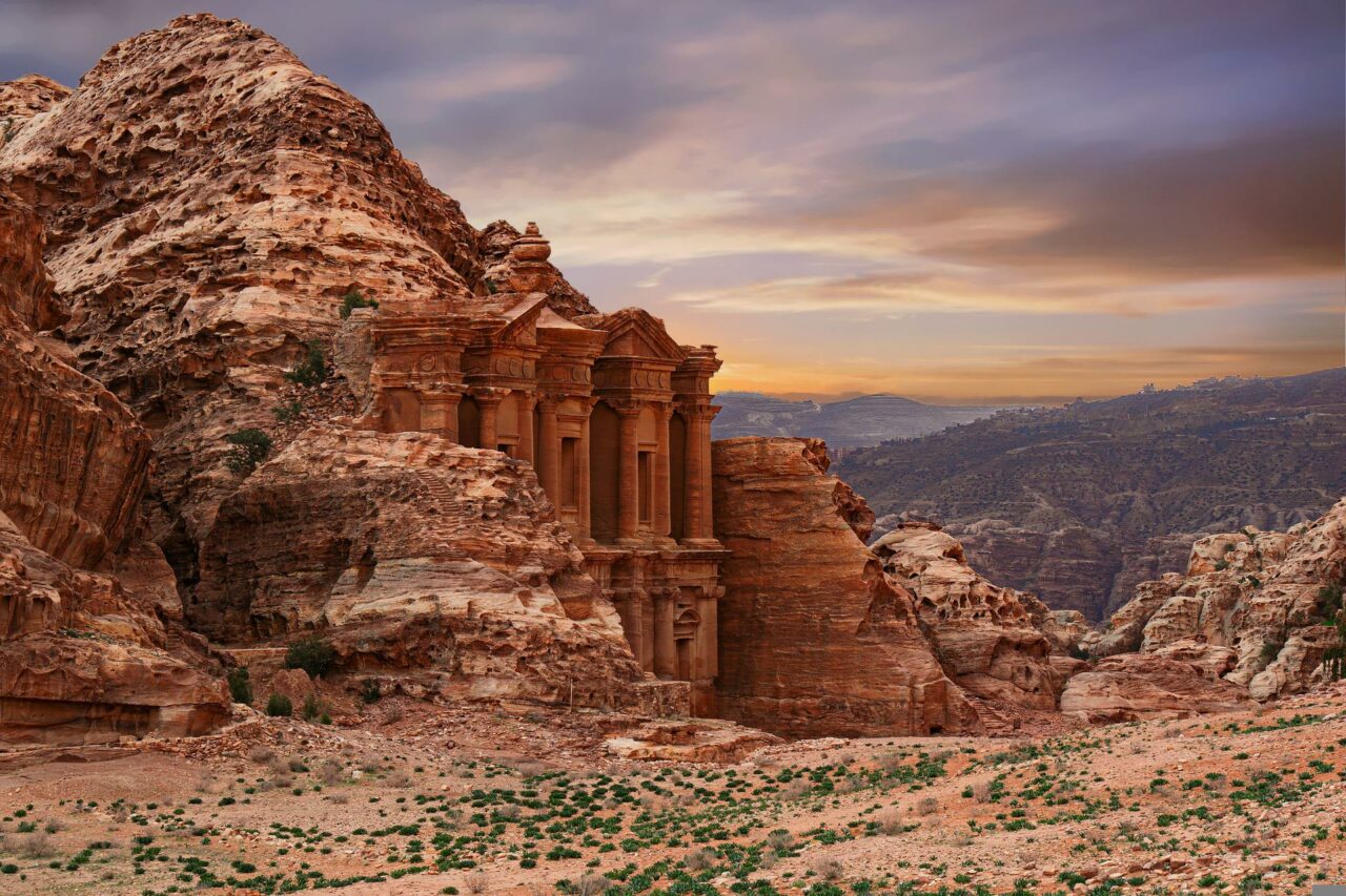 Vakker arkitektur skjært inn i de brune fjellene i Petra