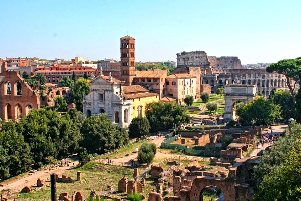 Oversiktsbilde over Forum Romanum og Colosseum