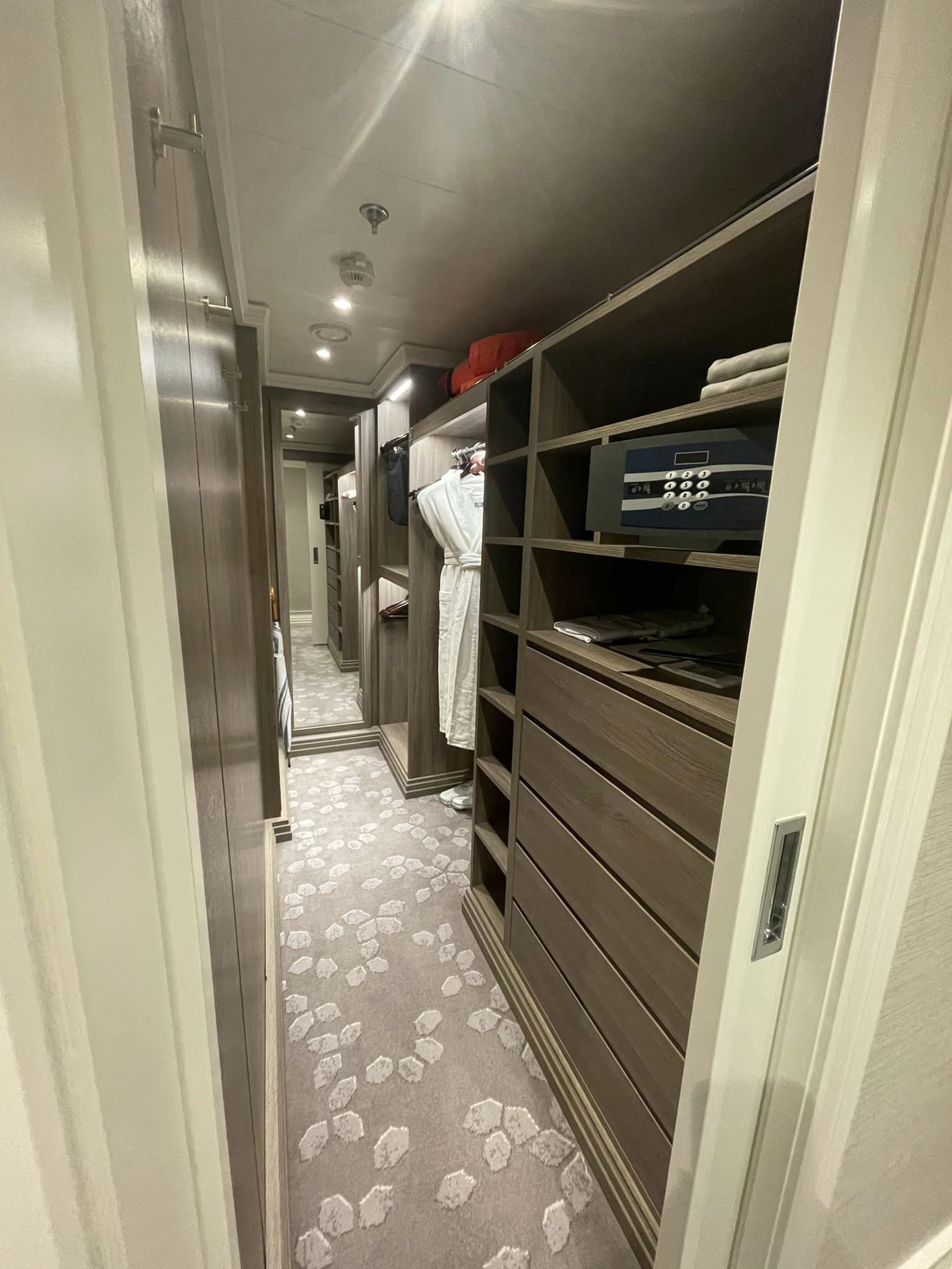 Walk-in closet tilhørende Concierge Suite, Seven Seas Splendor