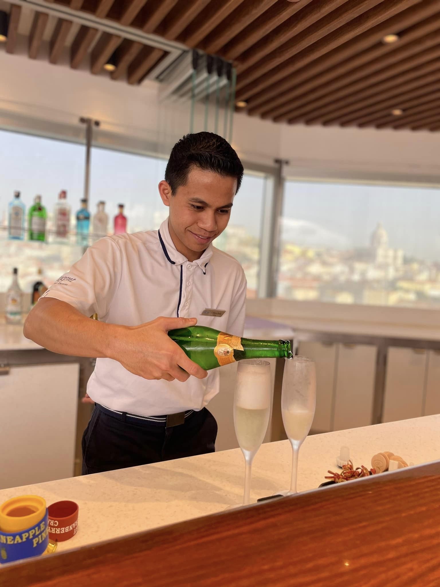 Kelner serverer Champagne ved bassenget, Seven Seas Splendor, Regent Seven Seas Cruises