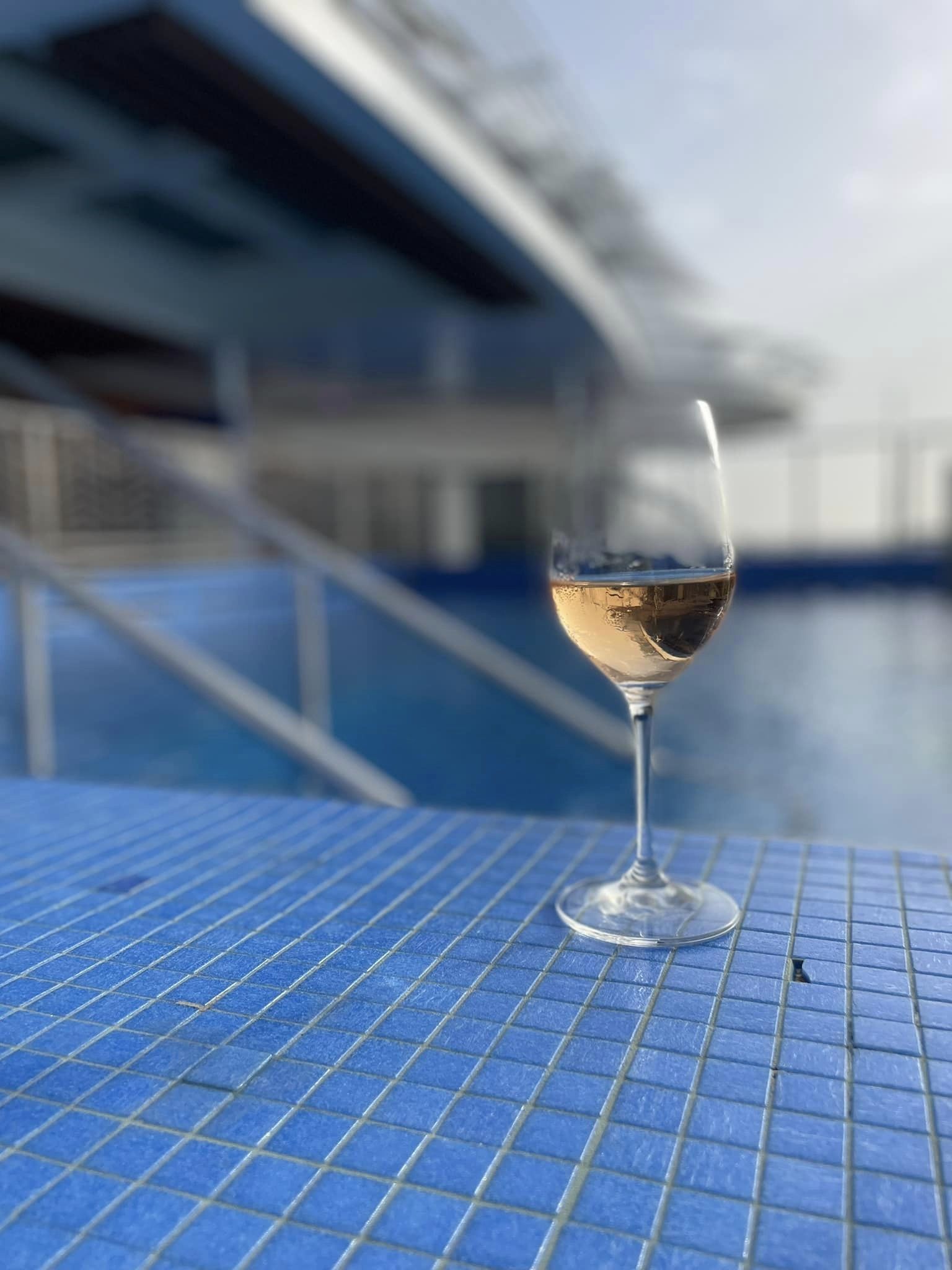 Et glass rosé før en dukkert i bassenget, Seven Seas Splendor (Regent)