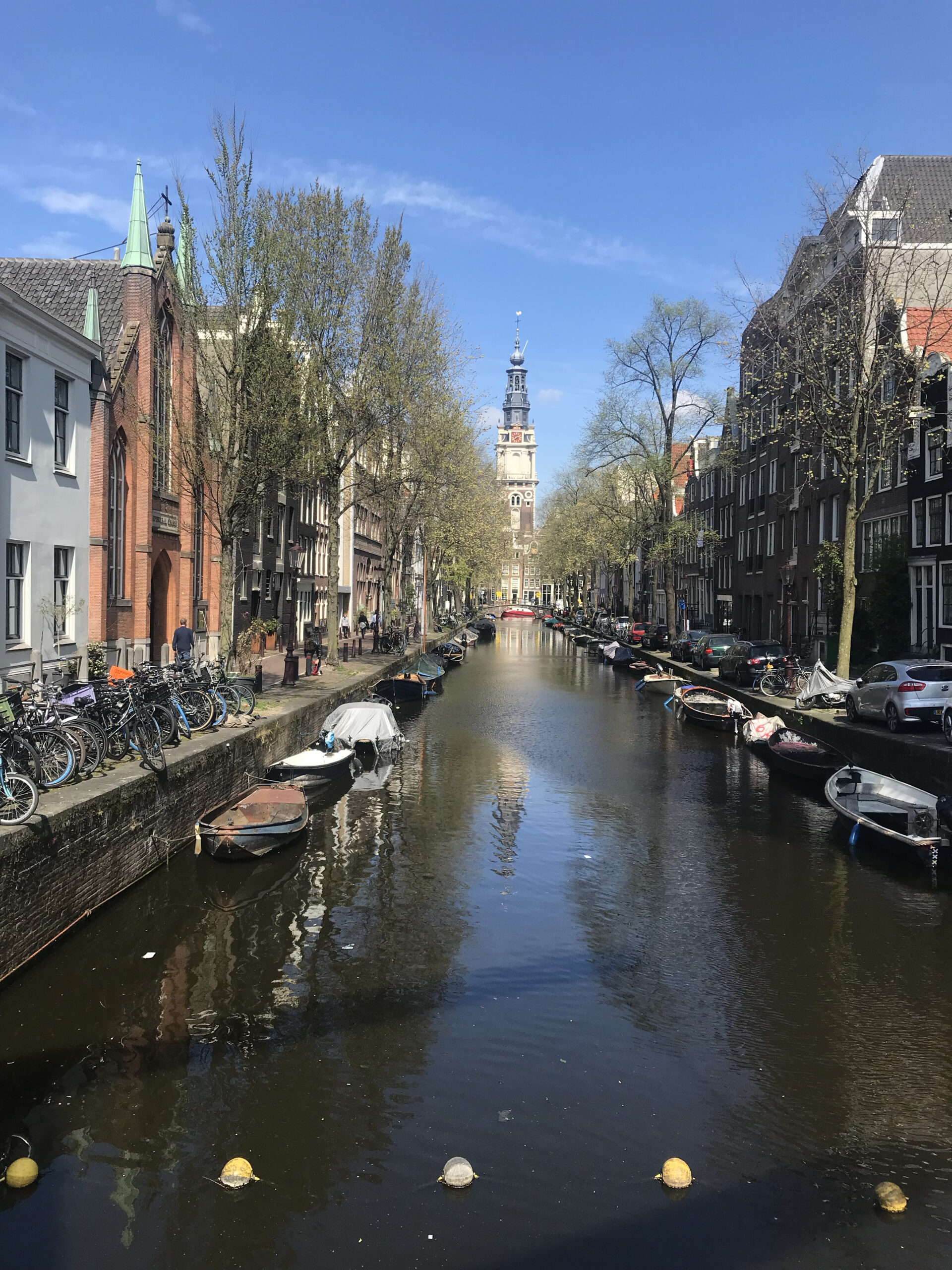 En av mange kanaler i Amsterdam som går mellom hus i byen