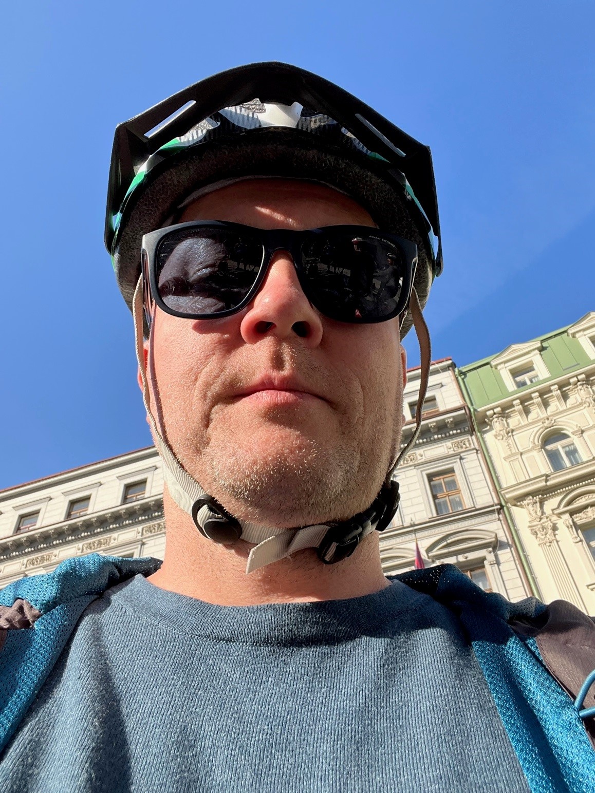 Selfie som viser en mann med solbrikker og sykkelhjelm. Foto