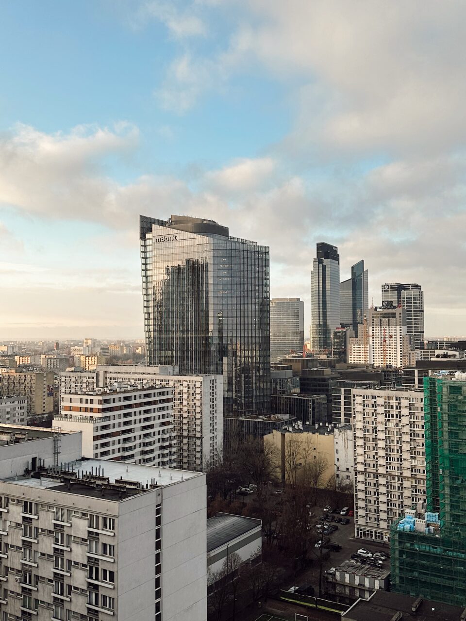 Utsikt over by med høye skyskrapere, tatt fra Hotel Westin Warszawa, Polen. Foto