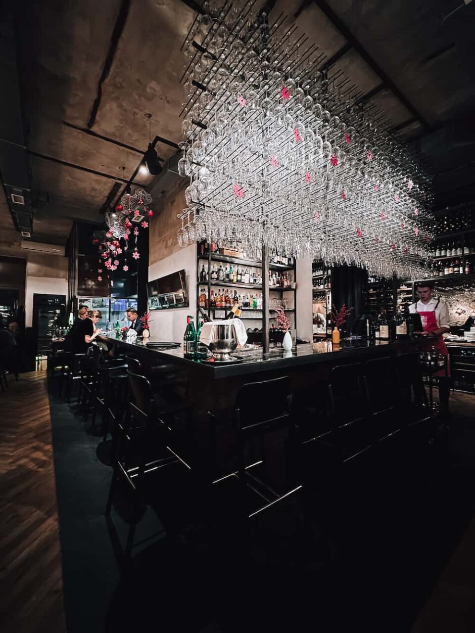 Bar med en lysekrone hengende over i glass. Foto