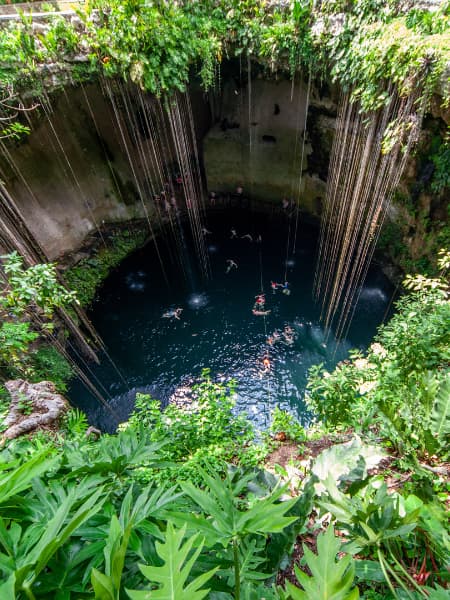 Et dypt hull med vann, kalt en cenote, i Mexico. Foto