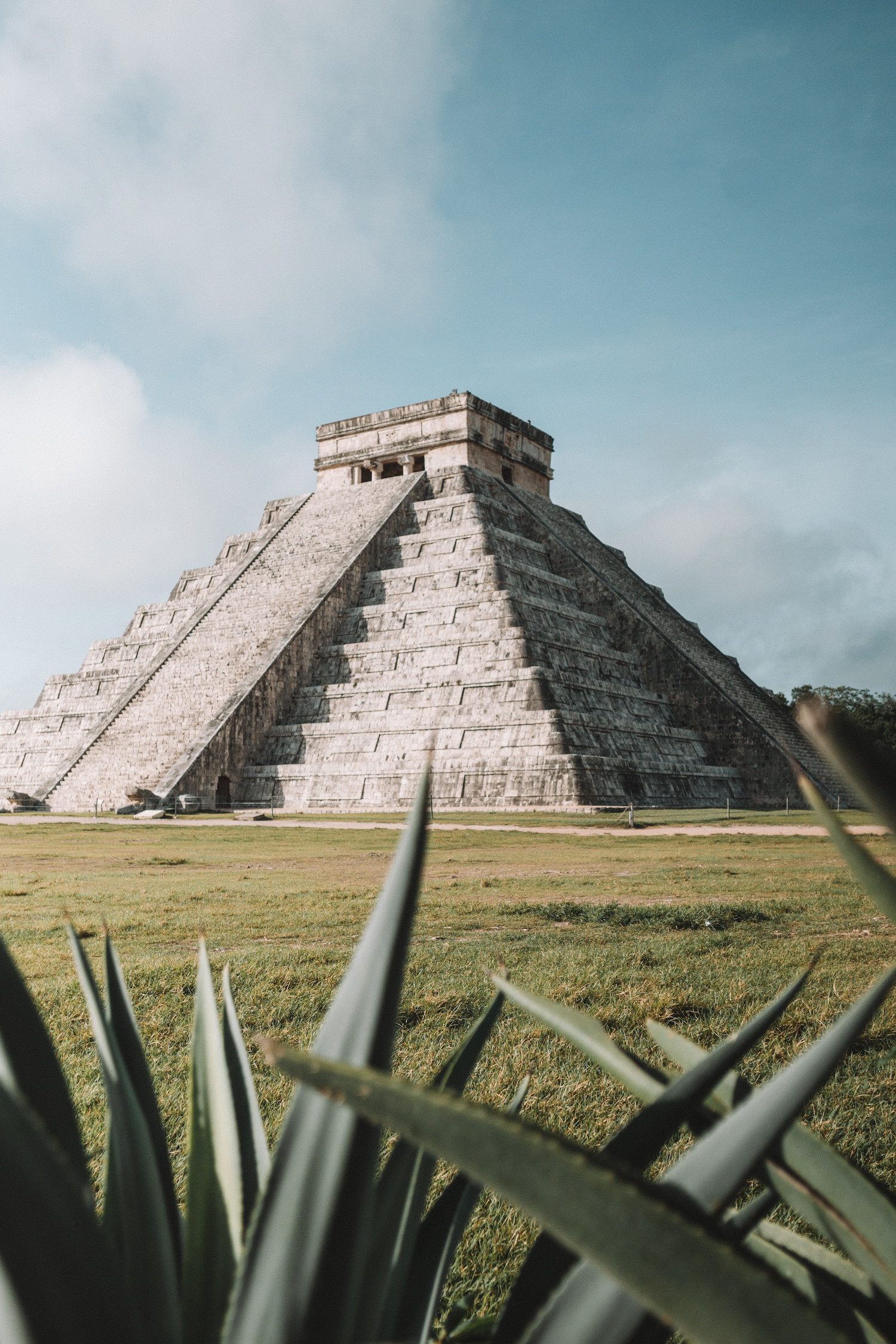 Chichen Itza, en gammel maya-ruine formet som en pyramide. Foto