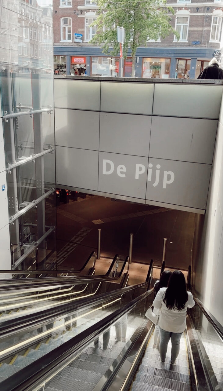 Rulletrapp ned til metrostasjonen De Pijp. Foto