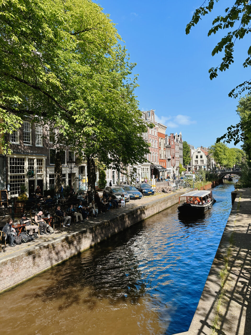 En båt som seiler nedover en kanal i Amsterdam
