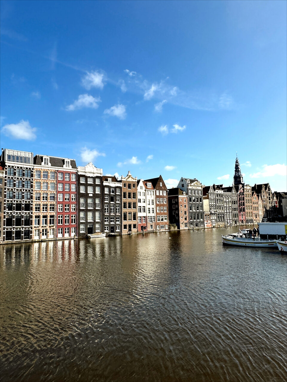 Hus som er bygd tett sammen over en elv i Amsterdam. Foto