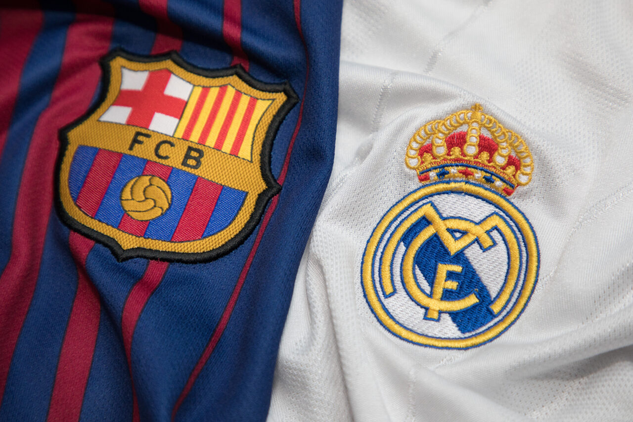 To fotballdrakter ved siden av hverandre med logo til Barcelona og Real Madrid. Foto